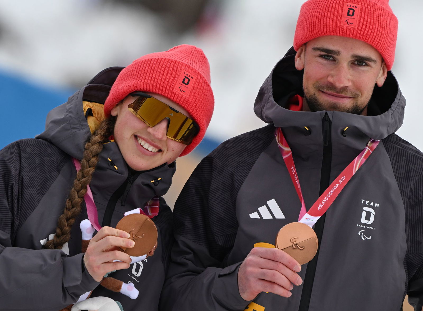 Leonie Walter und Guide Christian Krasman jubeln über Bronze. 