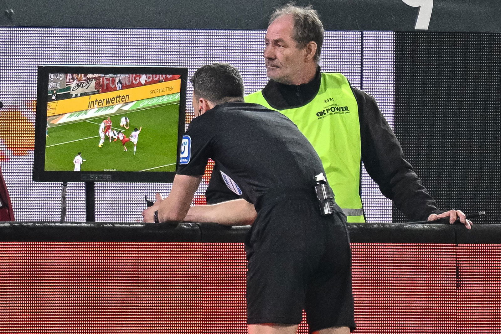 Schiedsrichter Felix Zwayer überprüft am Bildschirm einen Foulelfmeter für den VfB. Er nimmt ihn zurück.