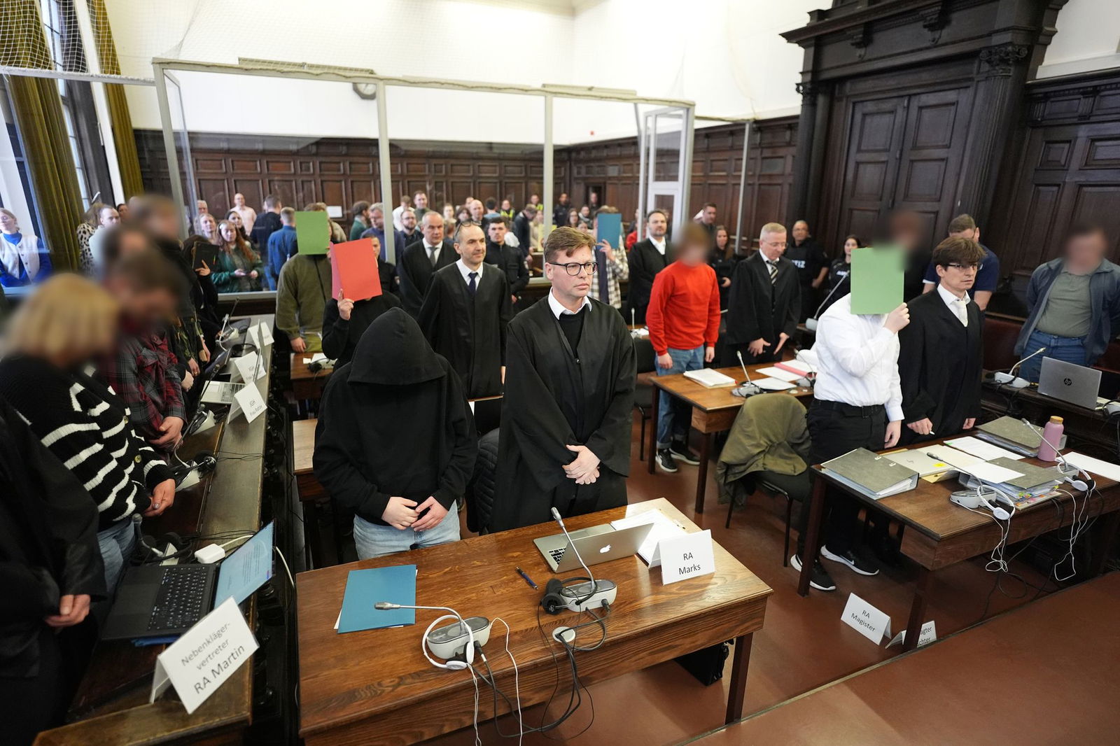 Acht Angeklagte müssen sich vor dem Staatsschutzsenat des Hanseatischen Oberlandesgerichts verantworten.  