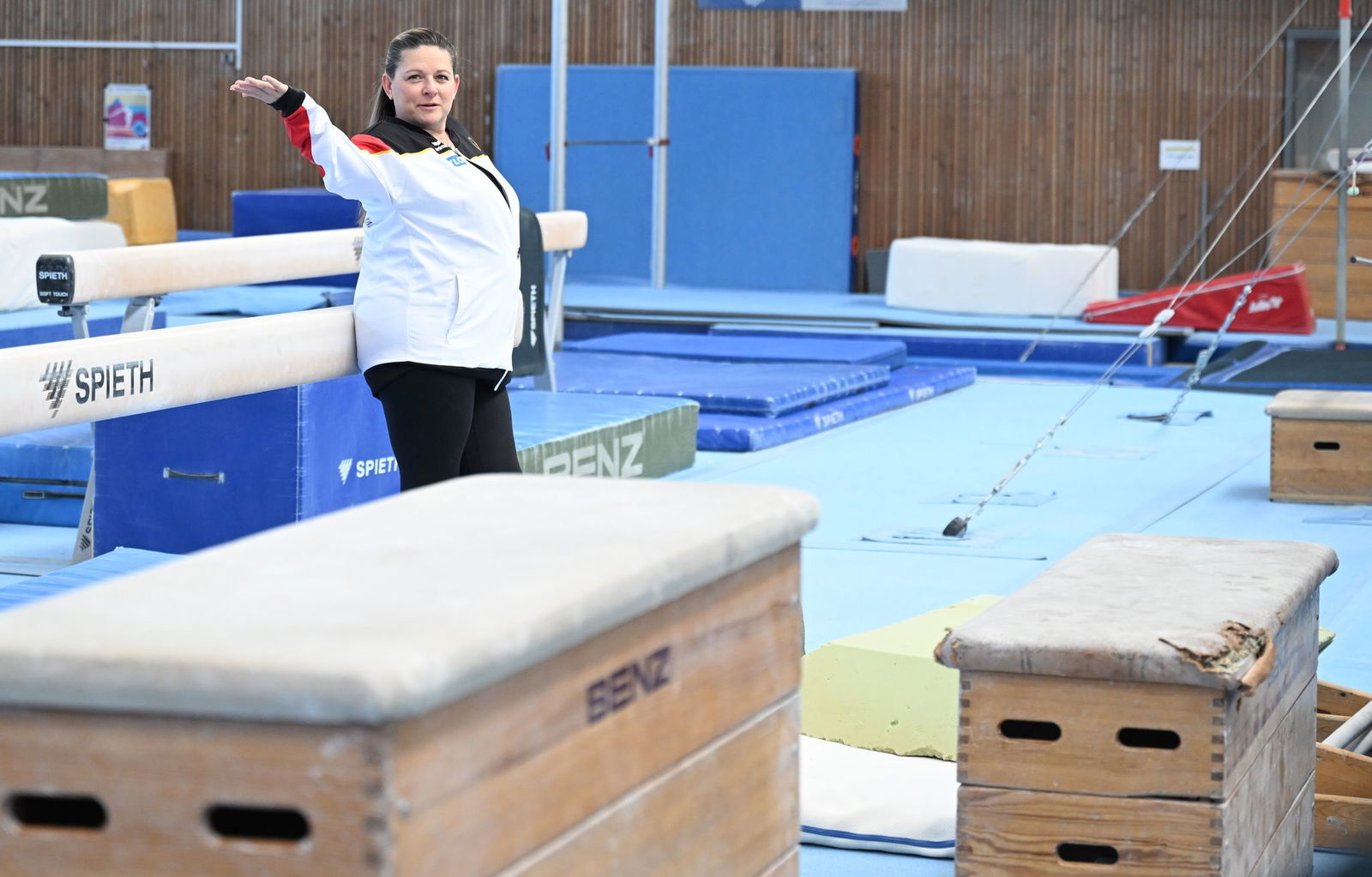 Die amerikanische Trainerin Aimee Boorman verlässt den Stuttgarter Turn-Stützpunkt. (Archivbild)