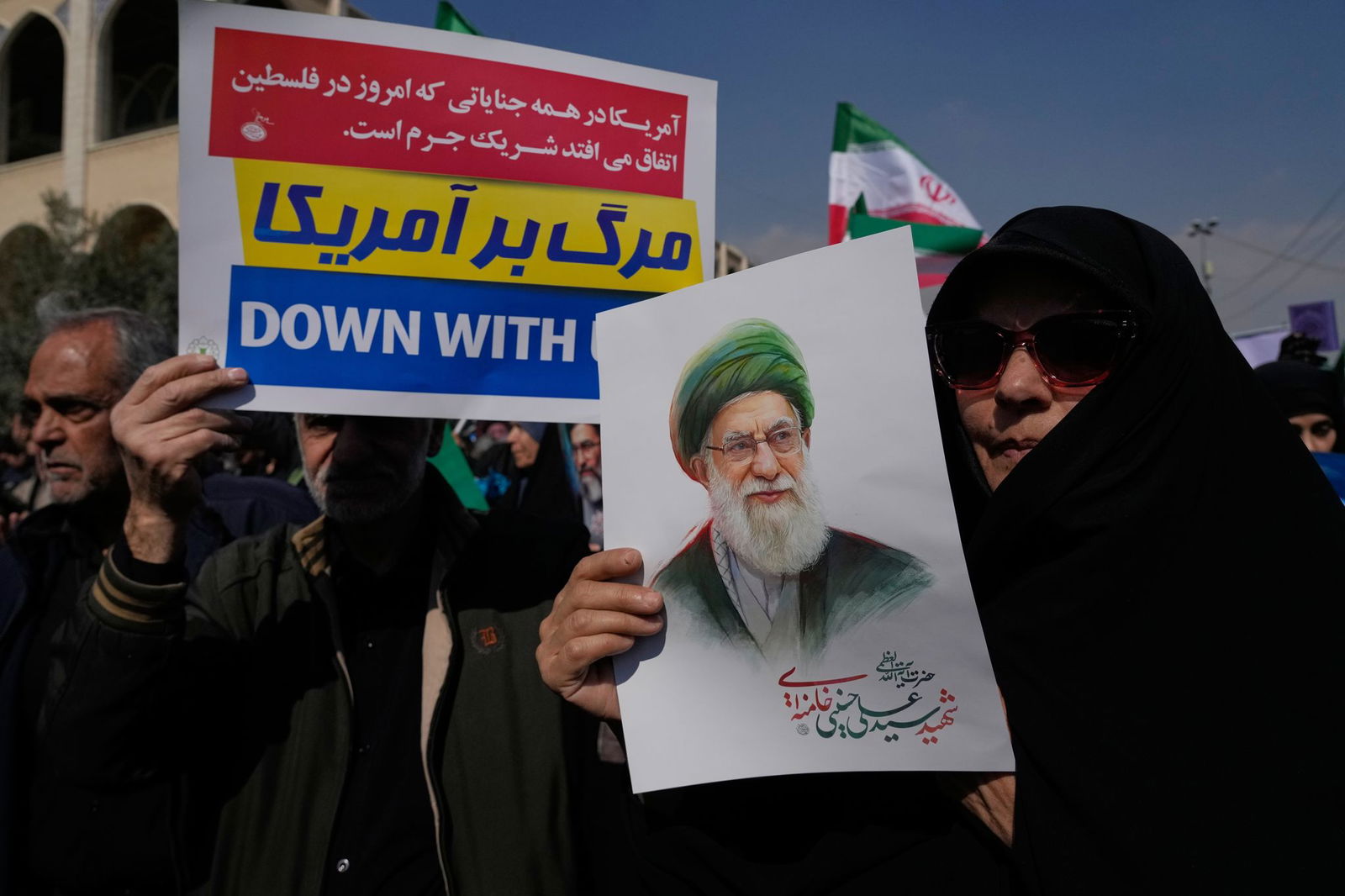 Anhänger der iranischen Regierung protestieren gegen die Angriffe.  