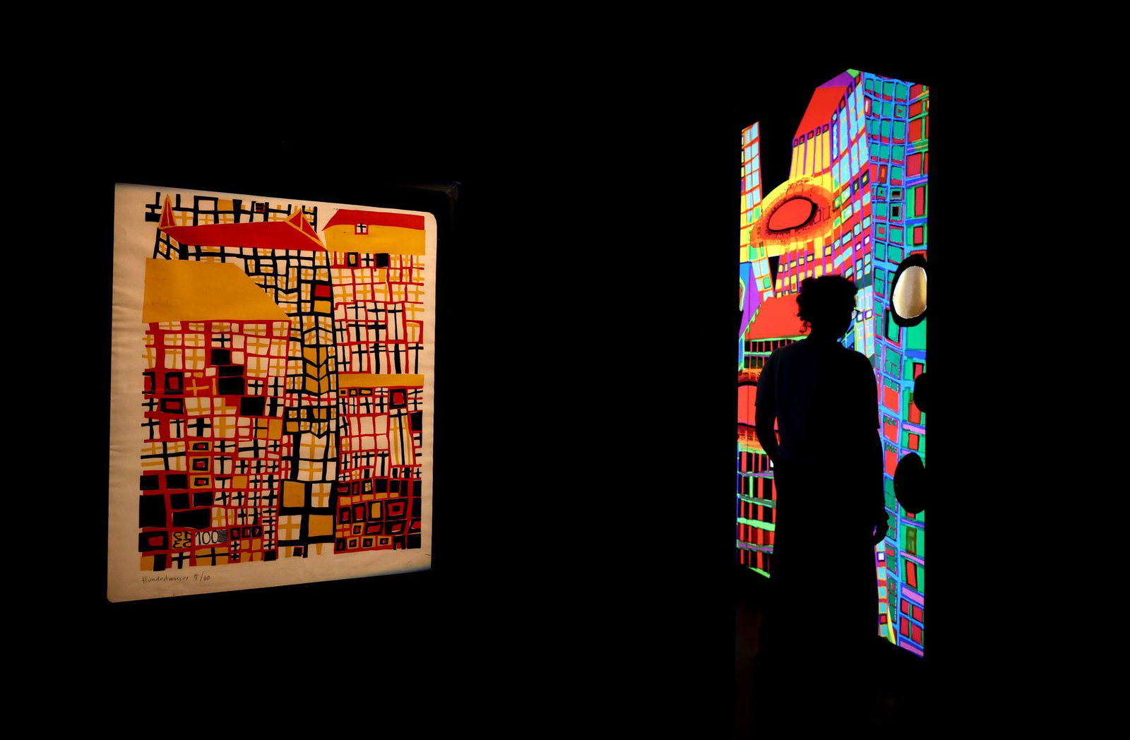 Hundertwasser ist bekannt für bunte Farben wie im Linolschnitt "Drei hohe Häuser".