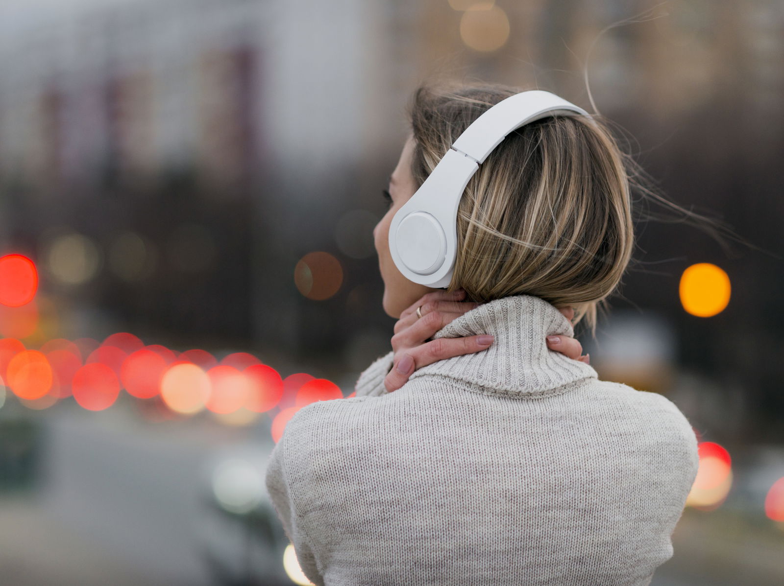 Frau mit Kopfhörern