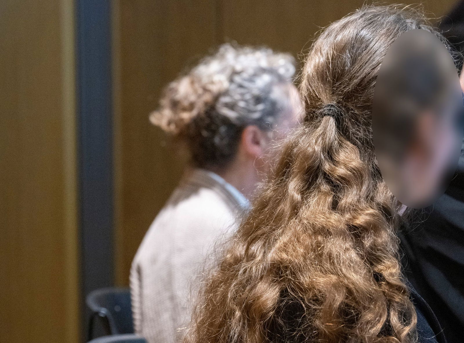 Mutter und Großmutter müssen sich nach einer misslungenen Hausgeburt vor Gericht verantworten.