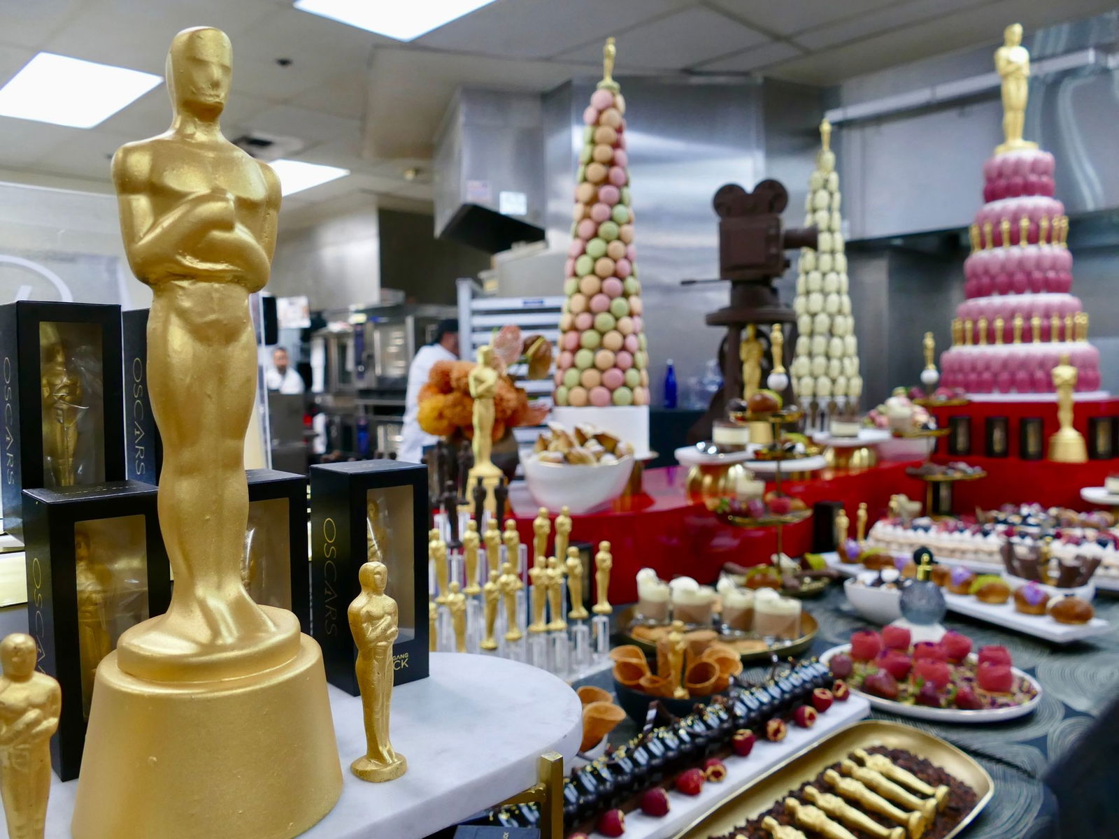 Vergoldete Schokoladen-Oscars gehören zur Dessert-Auswahl. 

