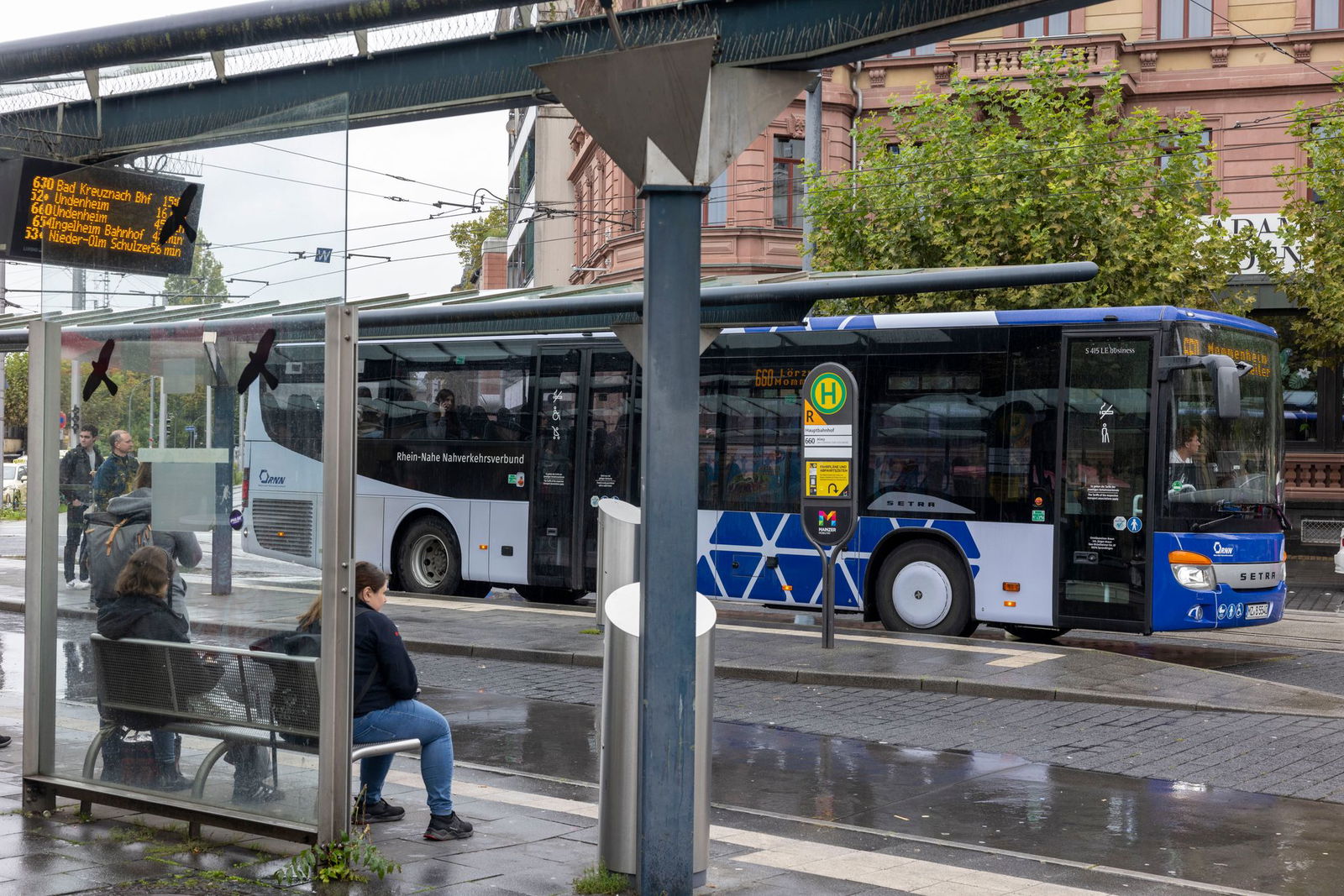 Gerade auf dem Land bleibe die Verbindung von Bus und Bahn oft unzureichend, meint der Geschäftsführer des Gemeinde- und Städtebundes, Petry. (Archivbild)