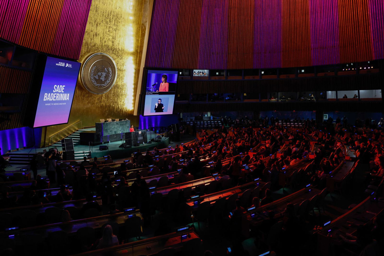Kurz vor Eröffnung der Tagung der UN-Frauenrechtskommission erinnerten die Staatenvertreter bei den Vereinten Nationen an den Weltfrauentag am 8. März. Im weiteren Verlauf gab es Streit über eine gemeinsame Erklärung. 