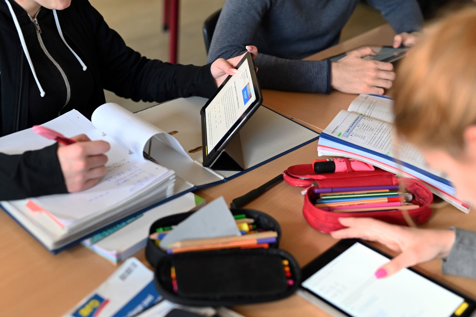 Den Einsatz von digitalen Medien will die saarländische Bildungsministerin Christine Streichert-Clivot (SPD) an weiterführenden Schulen einheitlich organisieren. (Symbolbild)