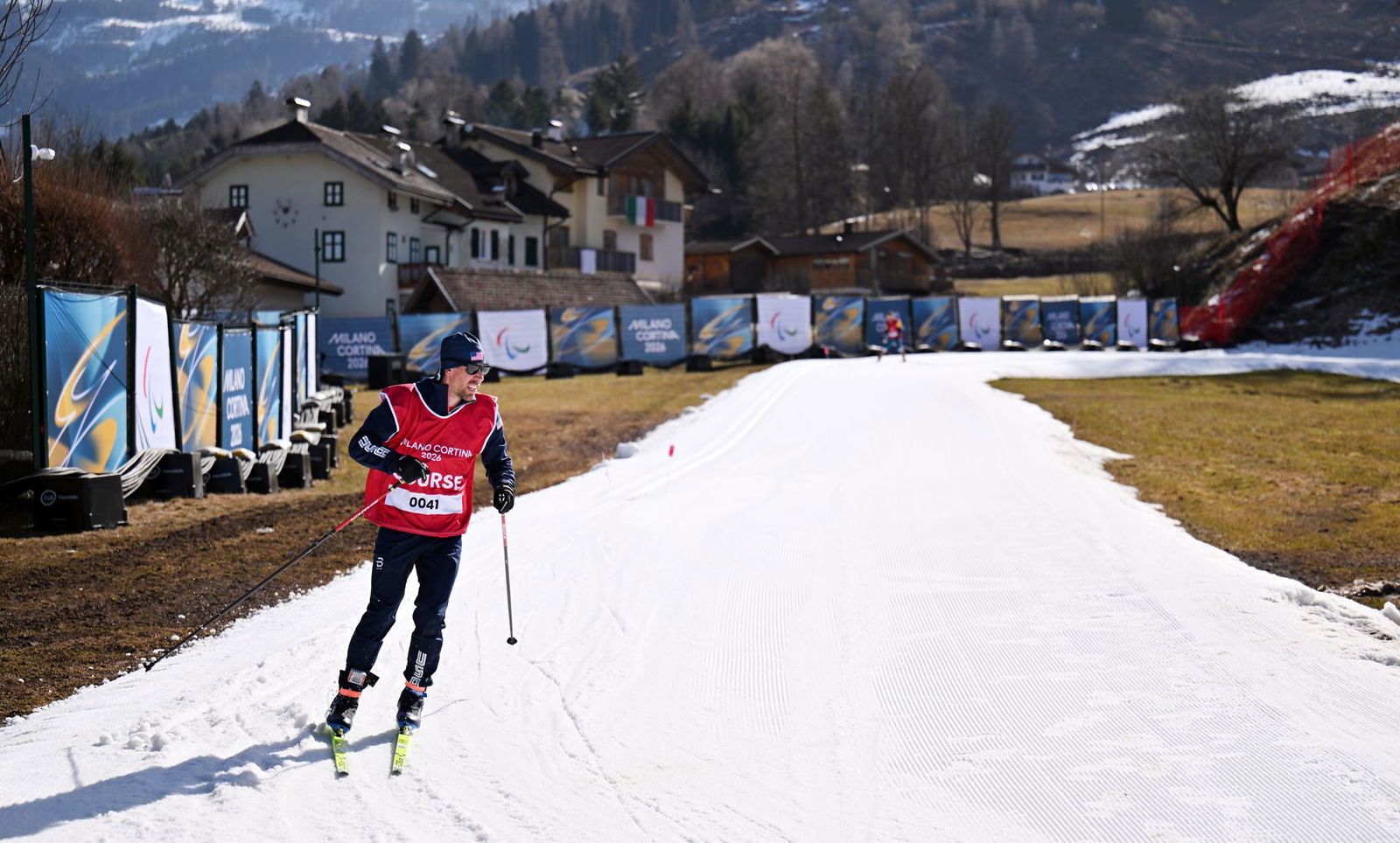 Ein weißer Streifen in viel grün: Frühlingshafte Temperaturen sorgen für schwere Bedingungen im Langlaufstadion. 