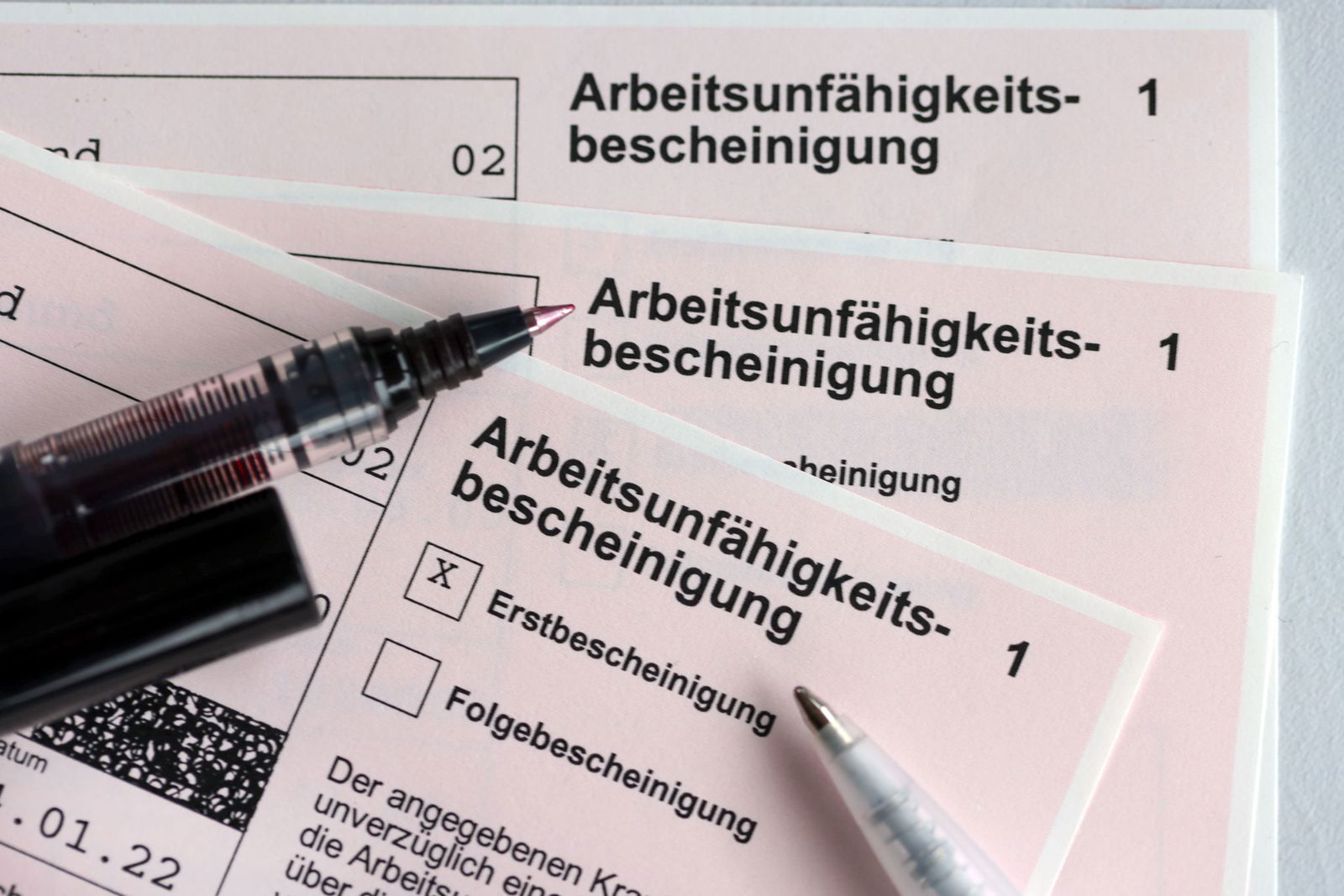 Die AOK-Versicherung fasst den Krankenstand ihrer Versicherten zusammen. (Symbolbild)