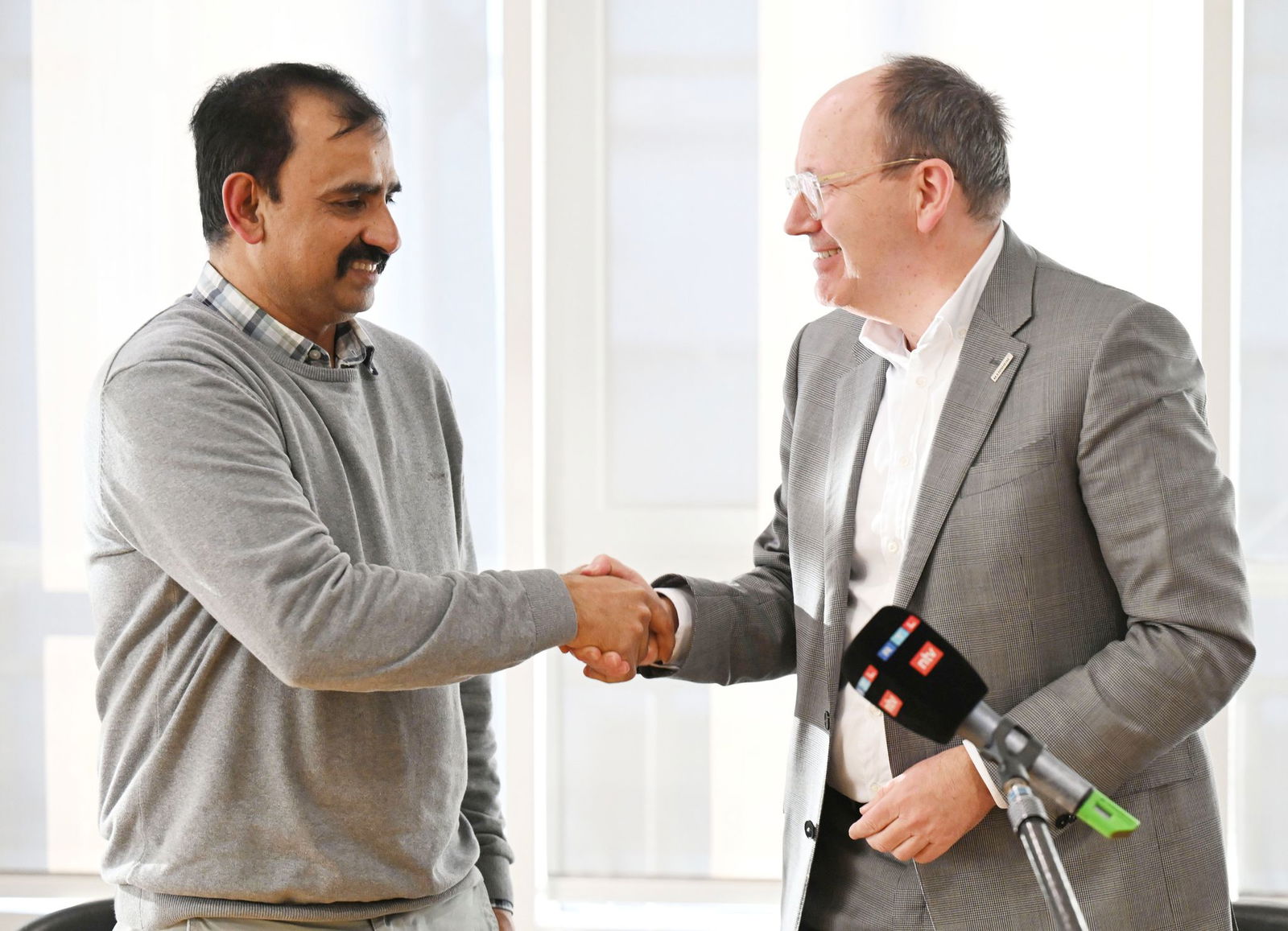 Kurz nach der Tat dankte der Mannheimer Oberbürgermeister Christian Specht (CDU) Muhammad A. für seine Tat. (Archivbild)