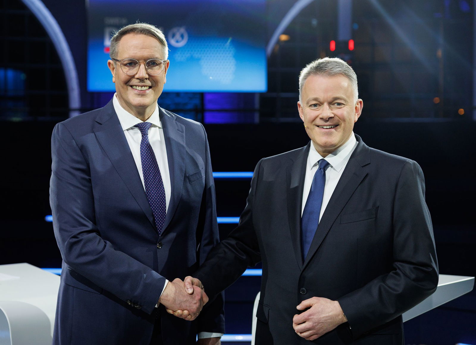 Die beiden Spitzenkandidaten präsentieren ihre politischen Standpunkte.