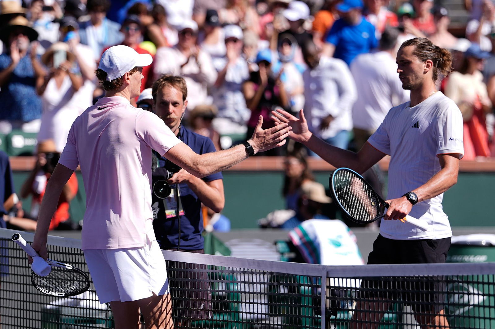 Chancenlos gegen Jannik Sinner (l): Der deutsche Tennisprofi Alexander Zverev.