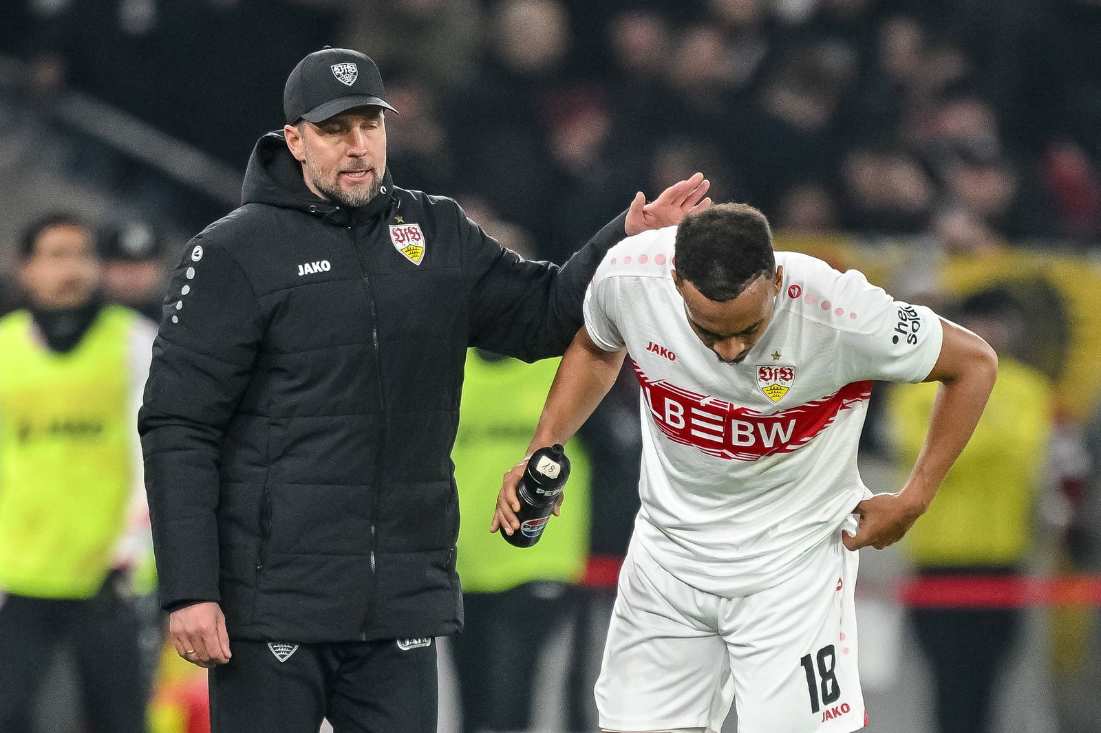 Der Stuttgarter Jamie Leweling (r.) kann zum Jahresstart der Nationalmannschaft nicht mitwirken. (Archivbild)