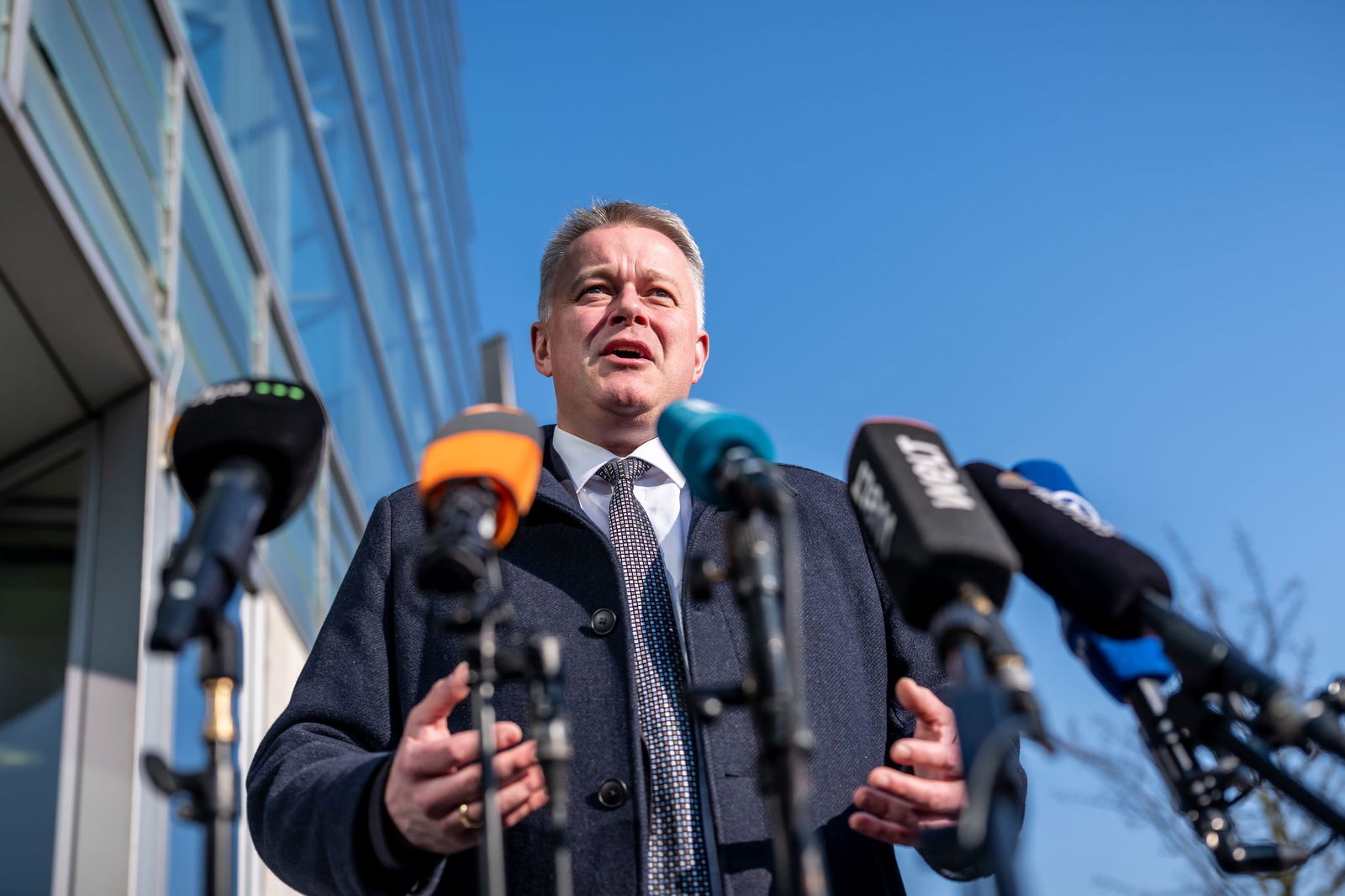 CDU-Spitzenkandidat Gordon Schnieder zollte Wahlverlierer Alexander Schweitzer (SPD) Respekt für seine Arbeit als Ministerpräsident von Rheinland-Pfalz. 