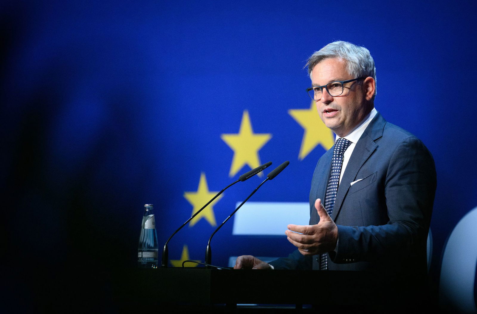 Laut EU-Migrationskommissar Magnus Brunner gibt es bisher keine größeren Bewegungen in Richtung der Außengrenzen Irans. (Archivbild)