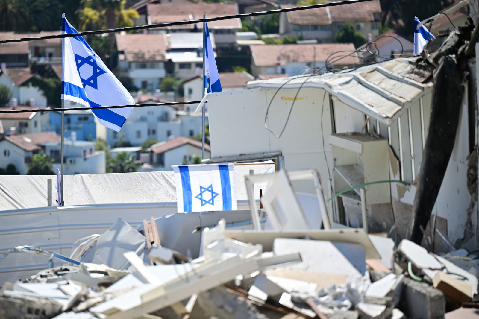 Israelische Fahnen an Ort eines iranischen Raketenangriffs in Beit Schemesch. 