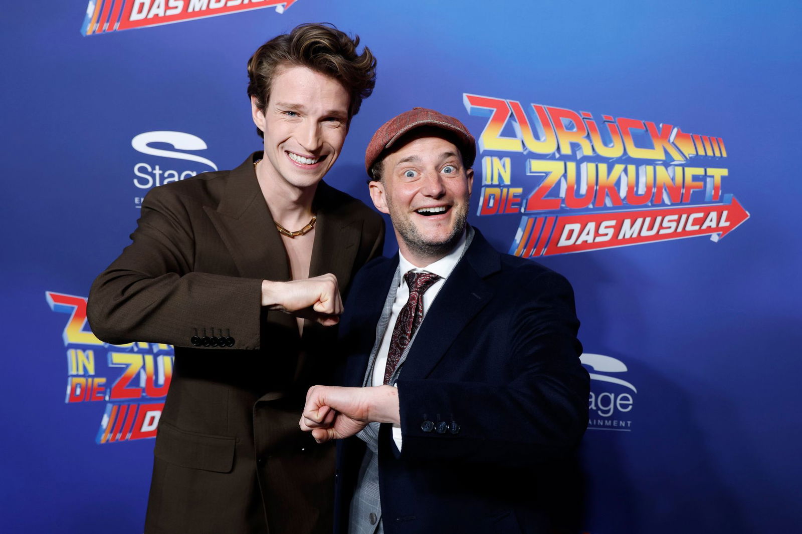 Die beiden Hauptdarsteller bringen das Publikum mit witzigen Dialogen zum Lachen.