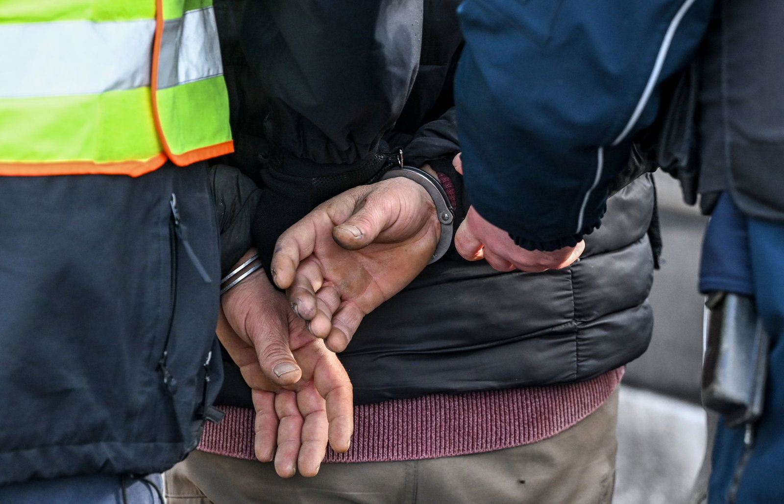 Wegen einer Vielzahl an verschiedenen Straftaten bestanden gegen den Mann mehrere Haftbefehle, weshalb er gleich in deine Justizvollzugsanstalt gebracht wurde. (Symbolbild)