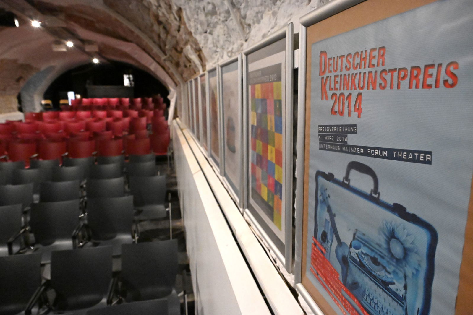 Im Unterhaus hängen Plakate zum Deutschen Kleinkunstpreis bis zum Jahr 1972 zurück. 