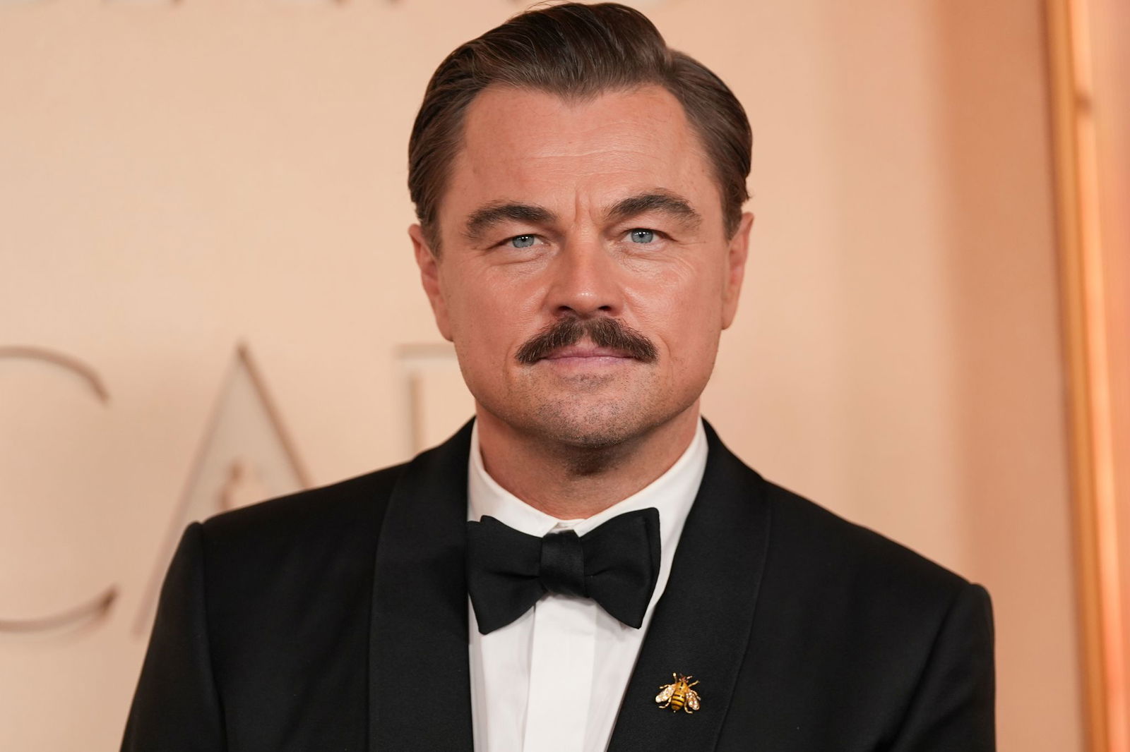 Leonardo DiCaprio zeigte sich mit einem Schnauzer auf dem roten Teppich.