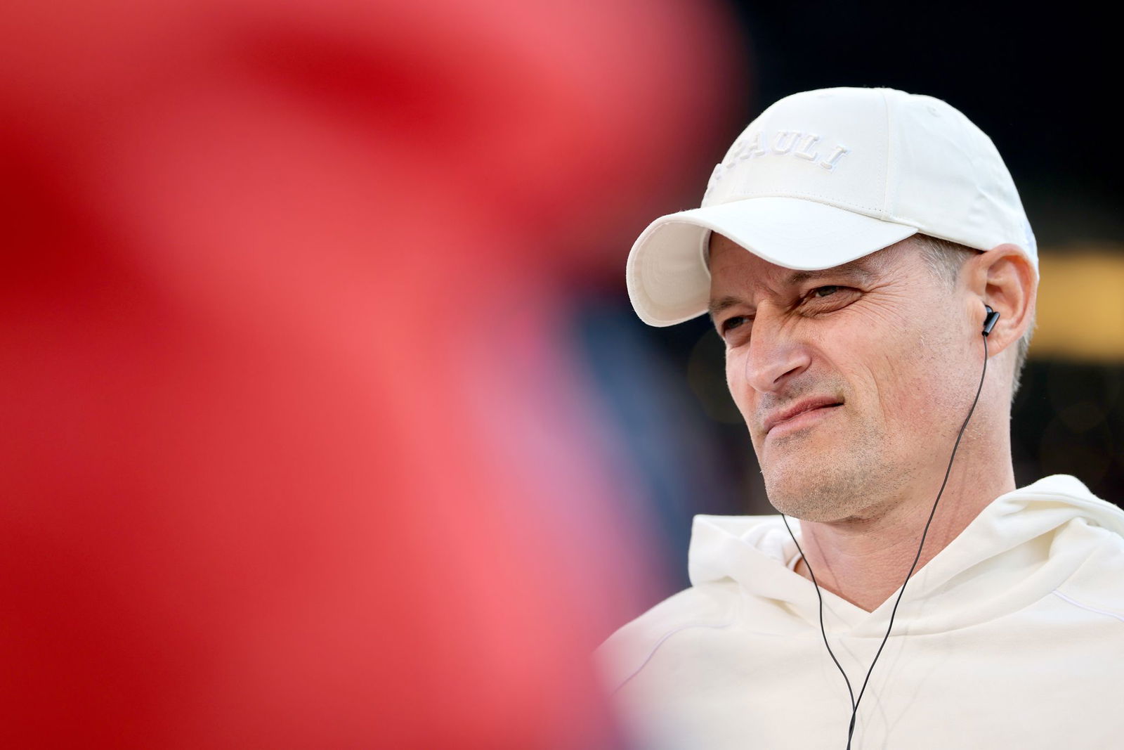 Bei der Pressekonferenz nach dem Spiel gegen den SC Freiburg zunächst allein: St. Paulis Trainer Alexander Blessin. 