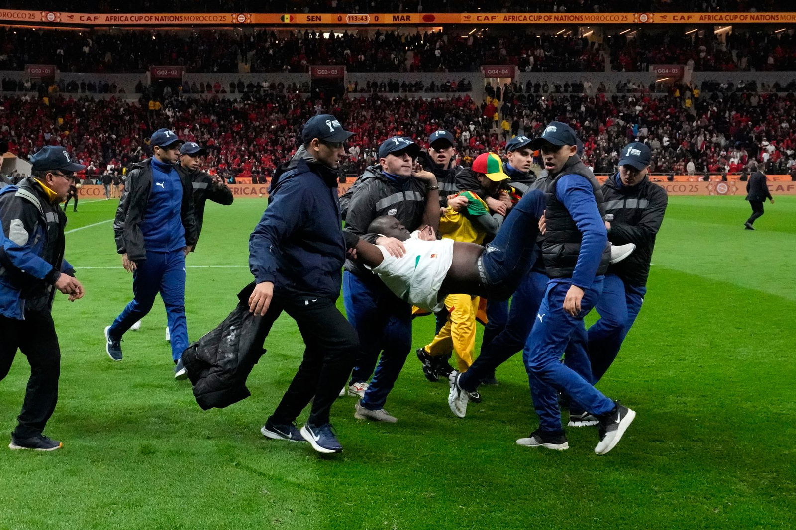 Ein auf den Platz gestürmter Anhänger des Senegals wurde von Sicherheitskräften weggetragen. (Archivbild)