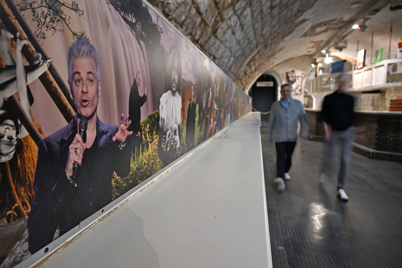 Rechts Bar, links eine Grafik mit Künstlern, die schon hier waren. 