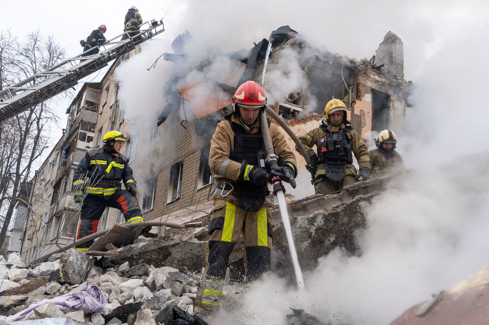 Mehrere Bewohner eines Hauses in Charkiw sind durch einen russischen Raketenangriff getötet worden. 