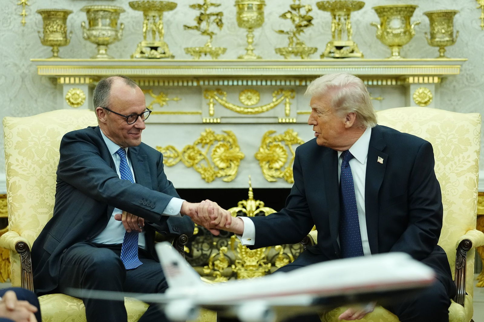 Bundeskanzler Merz (l.) ist von US-Präsident Trump empfangen worden. 