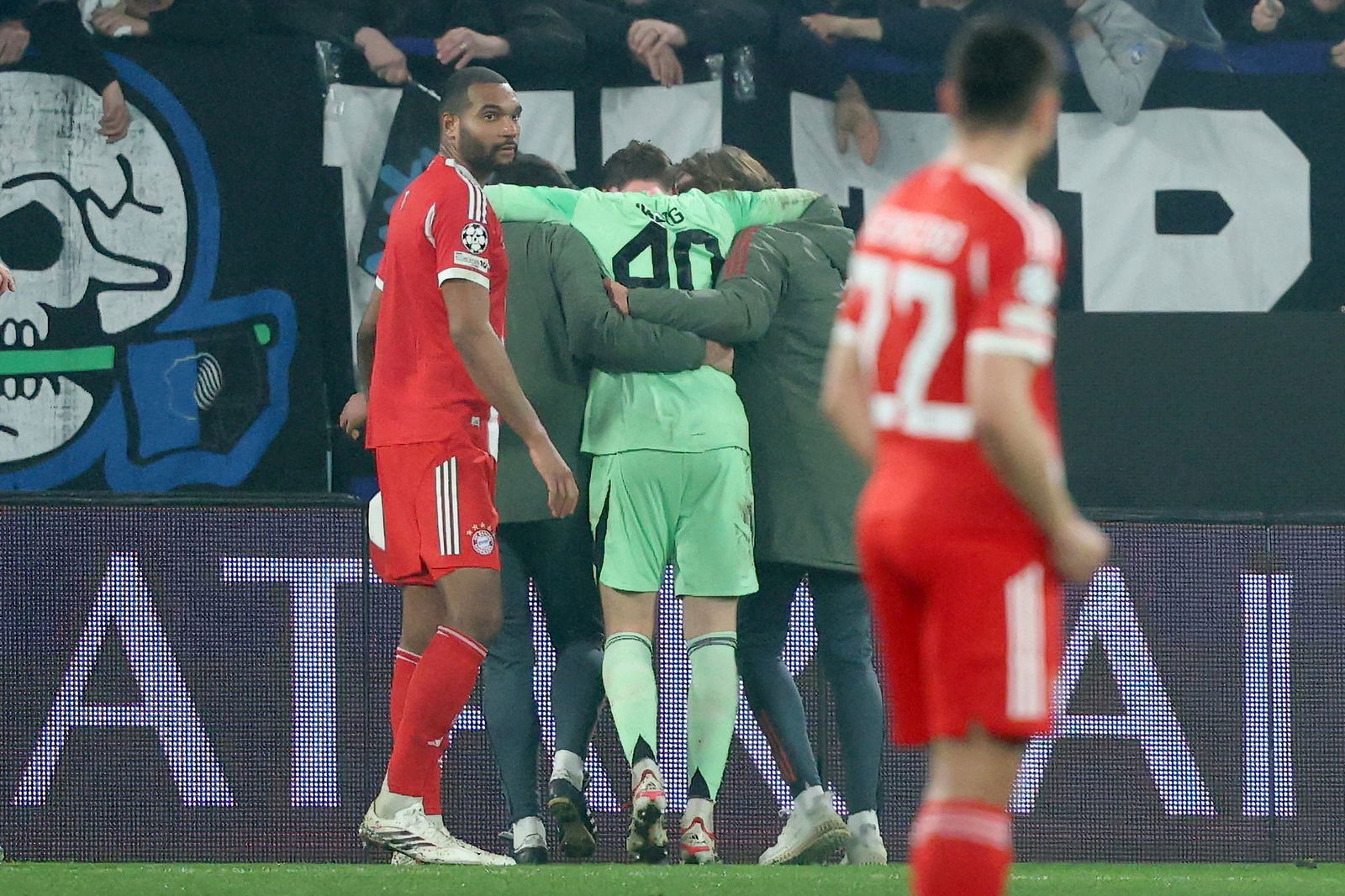 Jonas Urbig muss in Bergamo vom Platz geführt werden. Der Torwart erlitt eine Gehirnerschütterung.