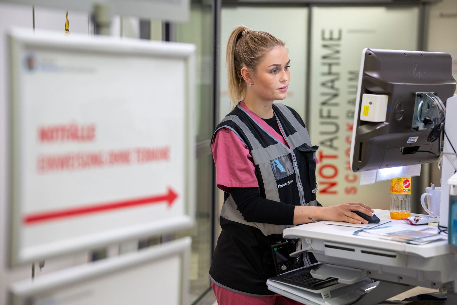 Die junge Frau muss öfter mit Beleidigungen umgehen.