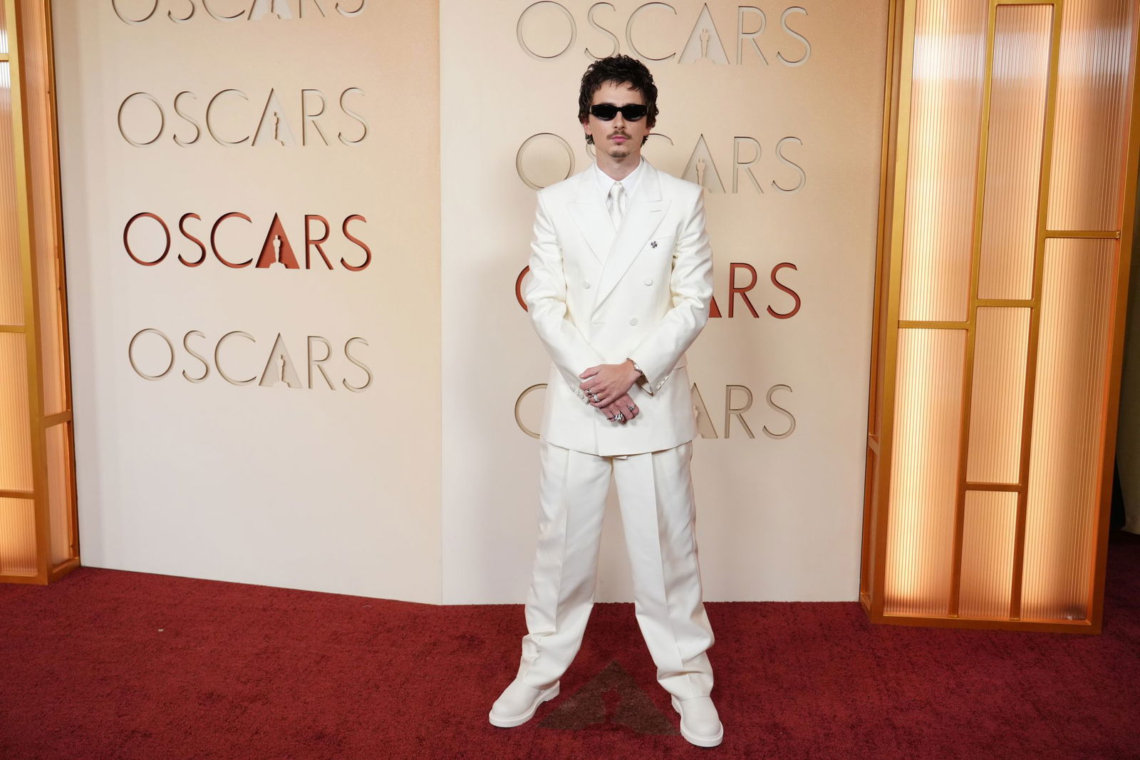 Timothée Chalamet posiert mit Sonnenbrille bei den Oscars 2026.