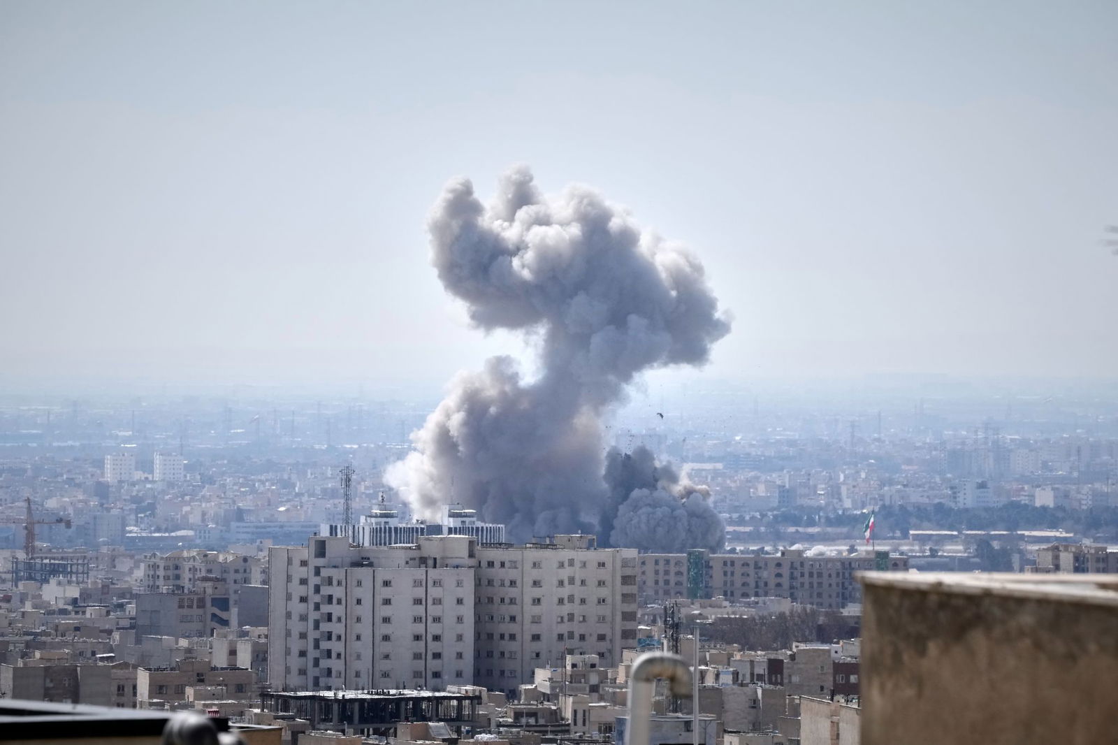 Wie lange die Angriffe auf den Iran und die iranischen Gegenangriffe auf Ziele in Israel und mehreren arabischen Staaten andauern werden, ist noch nicht absehbar.