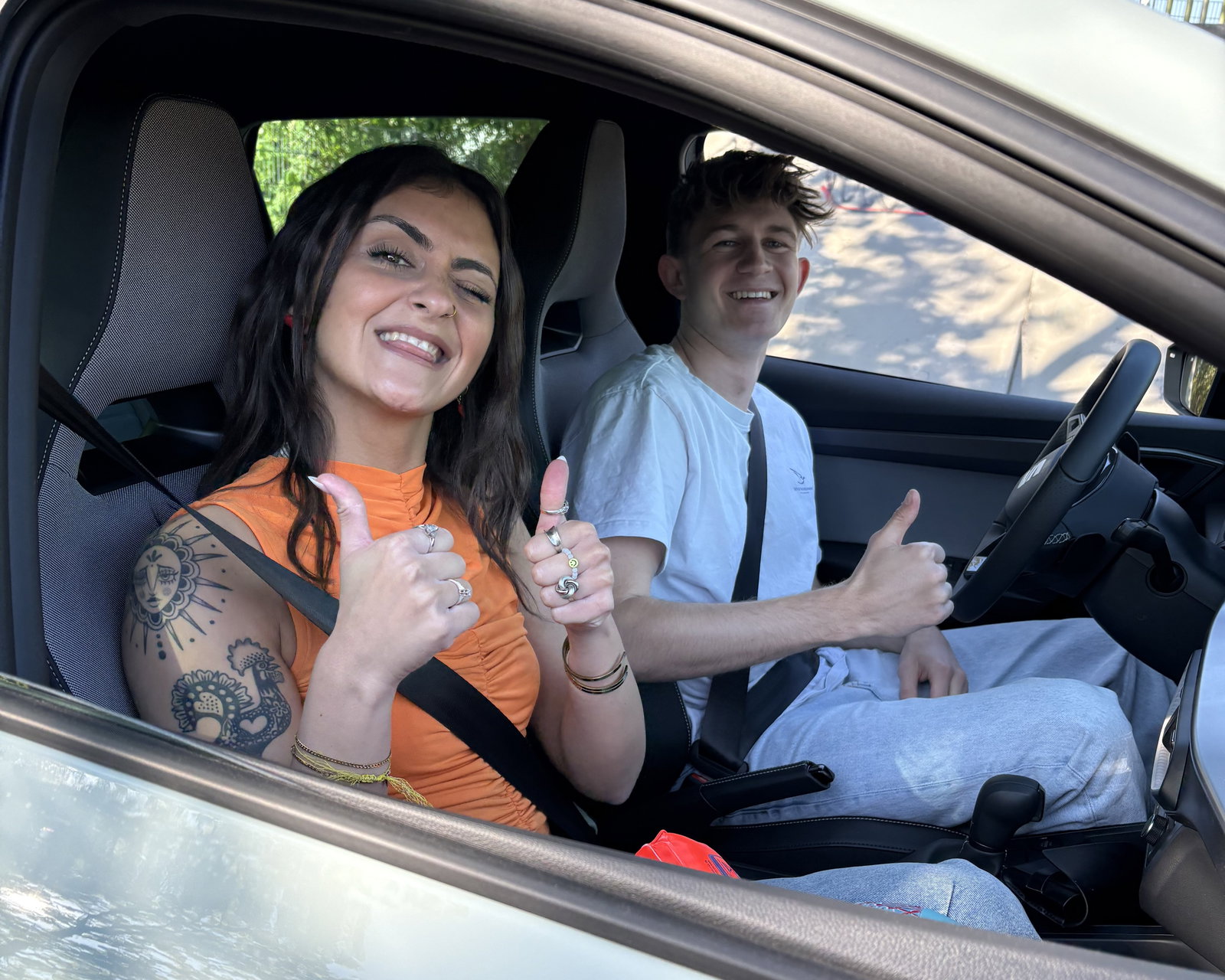 Filiz sitzt im SEAT Ibiza und lacht in die Kamera