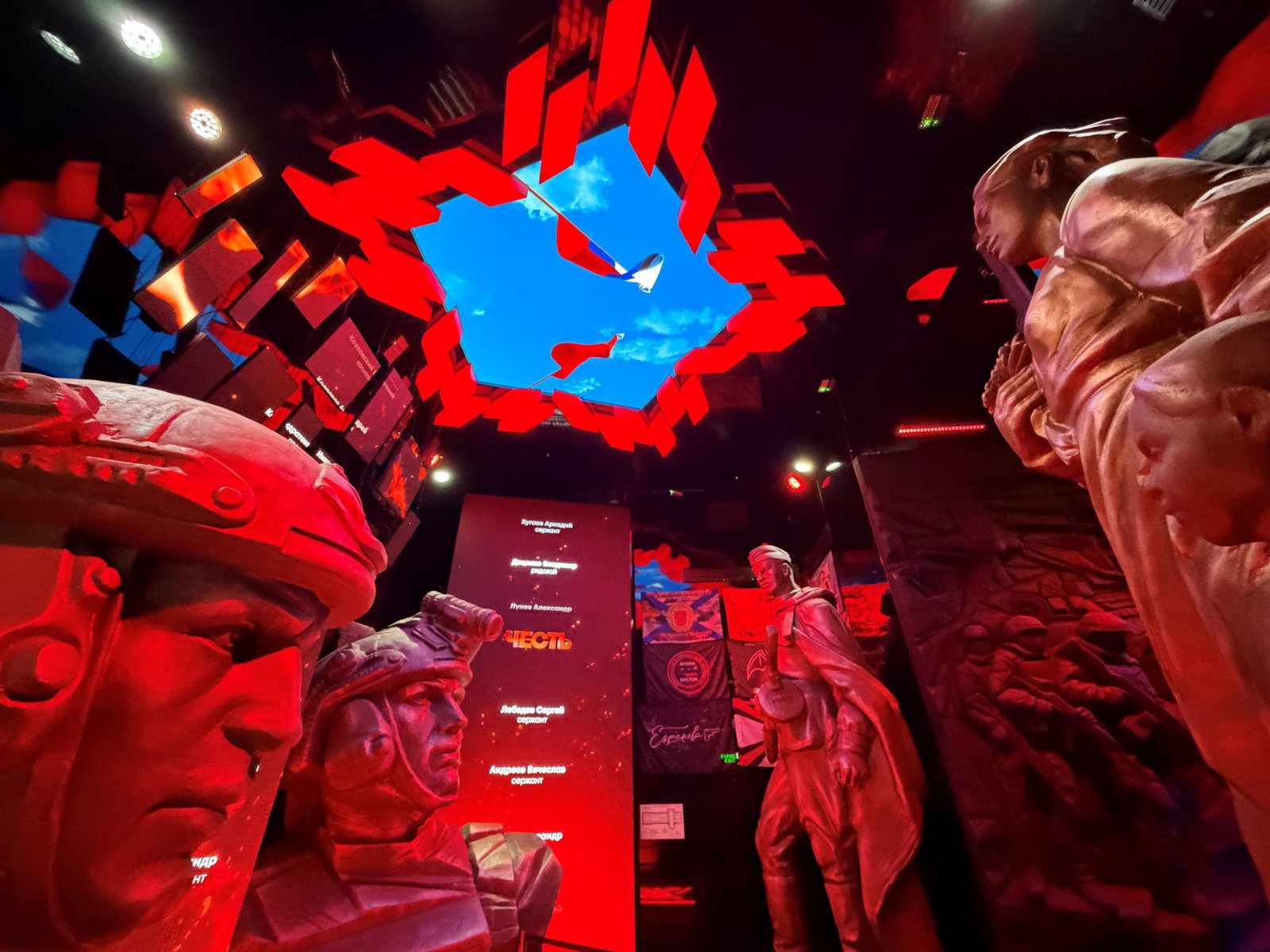 In der Propaganda-Schau zum völkerrechtswidrigen Angriffskrieg werden russische Soldaten wie Helden dargestellt.