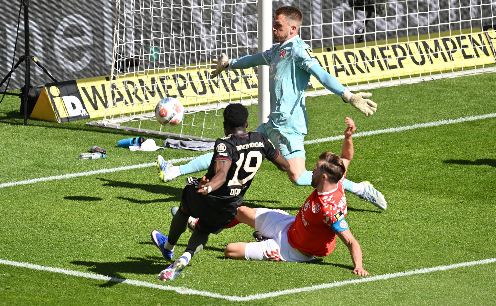 Vergab die einzige Bayern-Chance vor der Pause: Alphonso Davies.