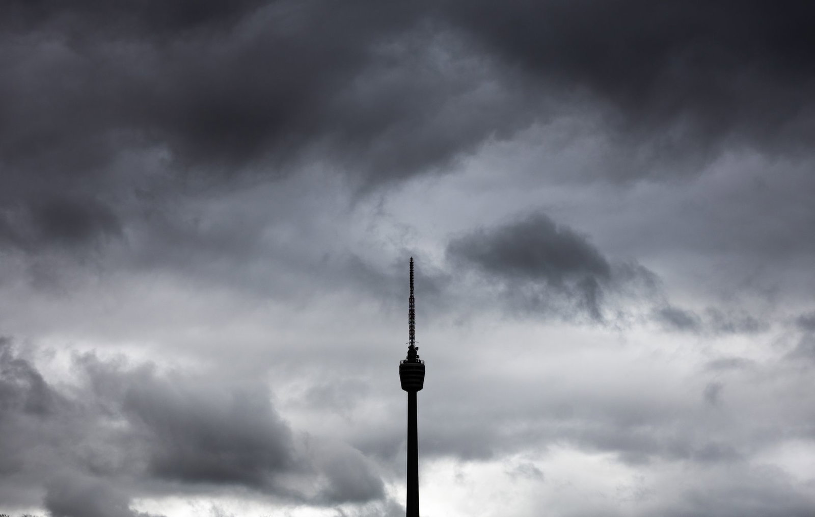 Zum Start in die neue Woche zeigen sich am Himmel über Baden-Württemberg zunächst noch viele Wolken. (Archivbild)