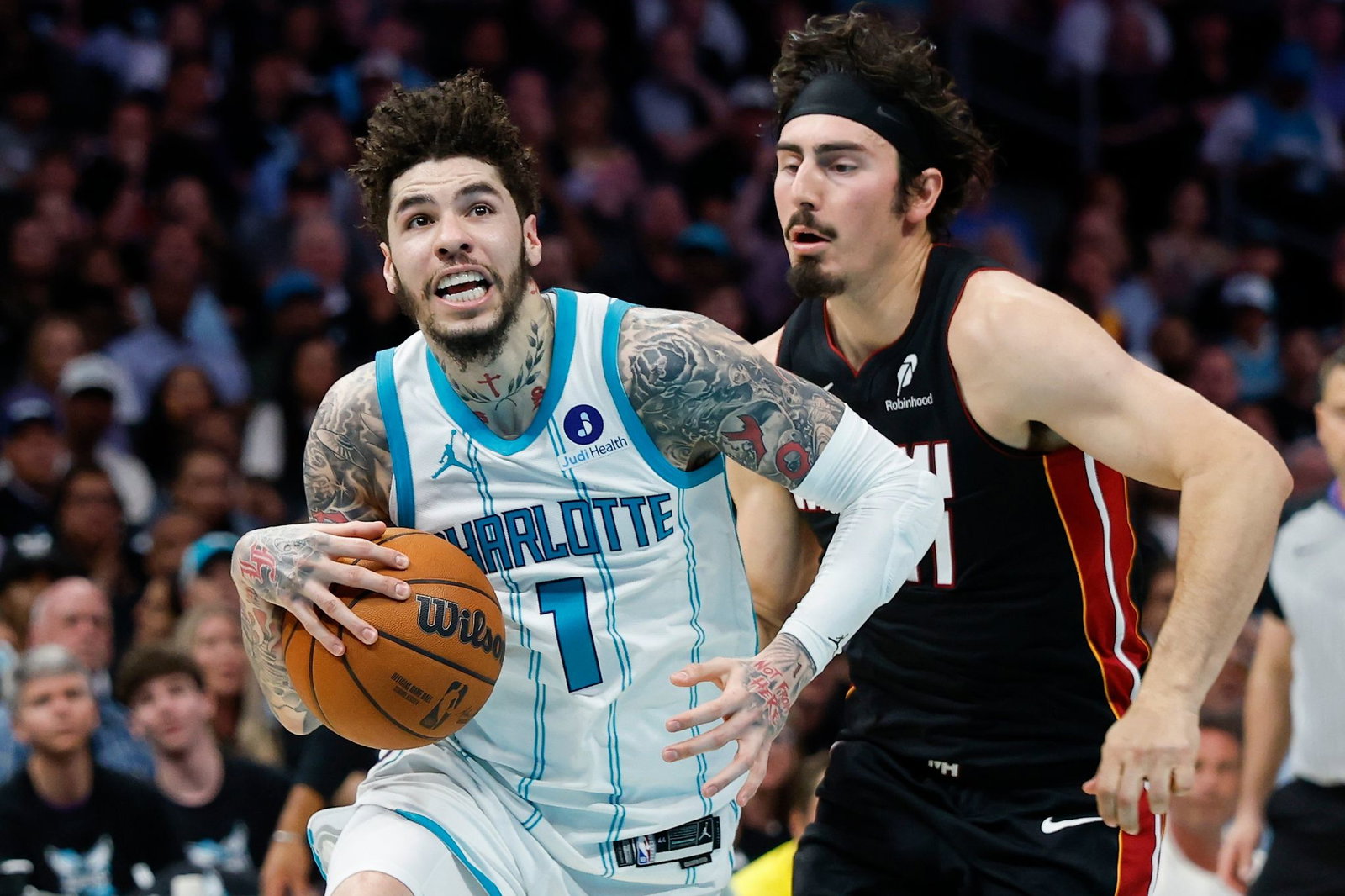 Beim NBA-Play-in-Spiel zwischen Charlotte Hornets - Miami Heat sorgte ein Bildaussetzer für Ärger.