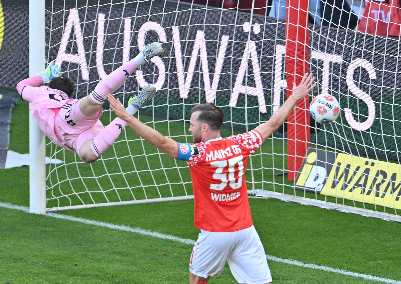 Bayern-Torwart Jonas Urbig wurde von seinen Vorderleuten öfter im Stich gelassen.