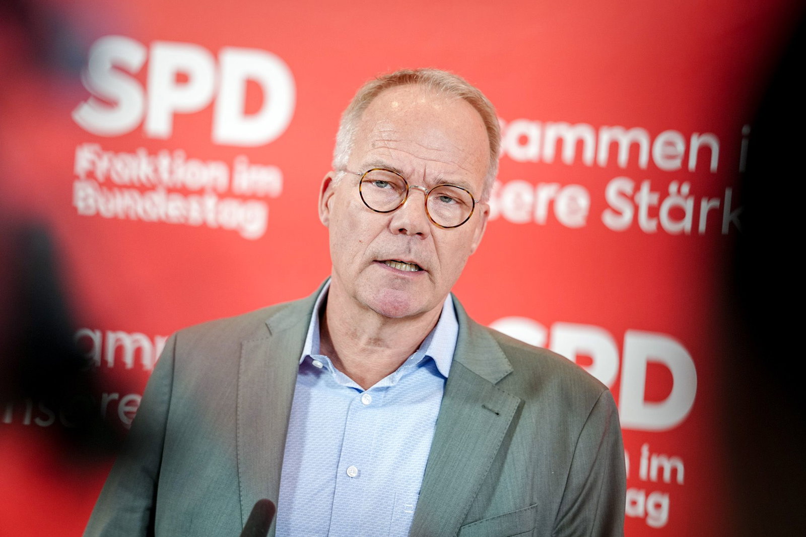 SPD-Fraktionschef Matthias Miersch warnt vor massivsten wirtschaftlichen Auswirkungen wegen der Blockade der Straße von Hormus. (Archivbild)