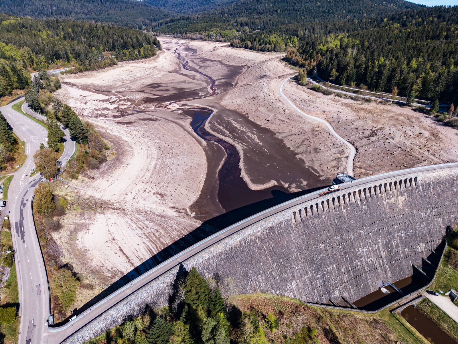 Derzeit ist der Stausee an der Schwarzenbachtalsperre vollständig entleert, damit unter anderem an der Staumauer gearbeitet werden kann. (Archivbild)
