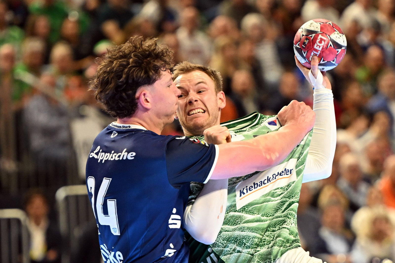 Welthandballer Mathias Gidsel wird hart von Lemgos Joel Willecke attackiert