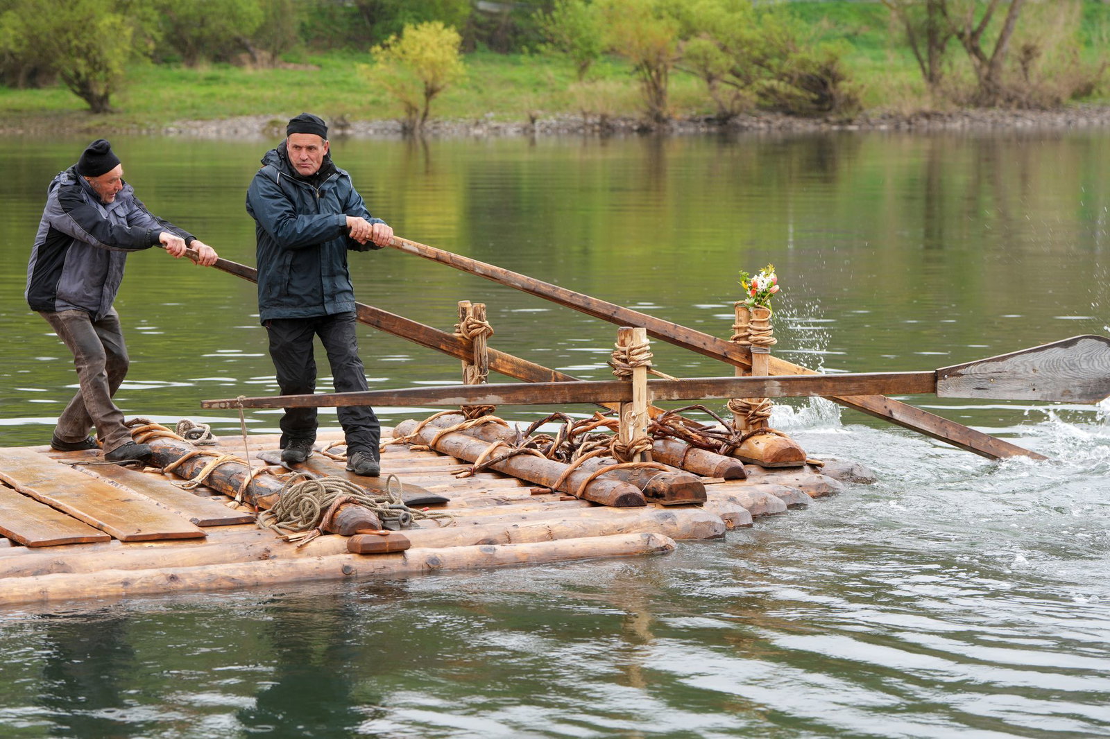 Das Floß ist aus 15 Tannen- und Fichtenstämmen gebaut.