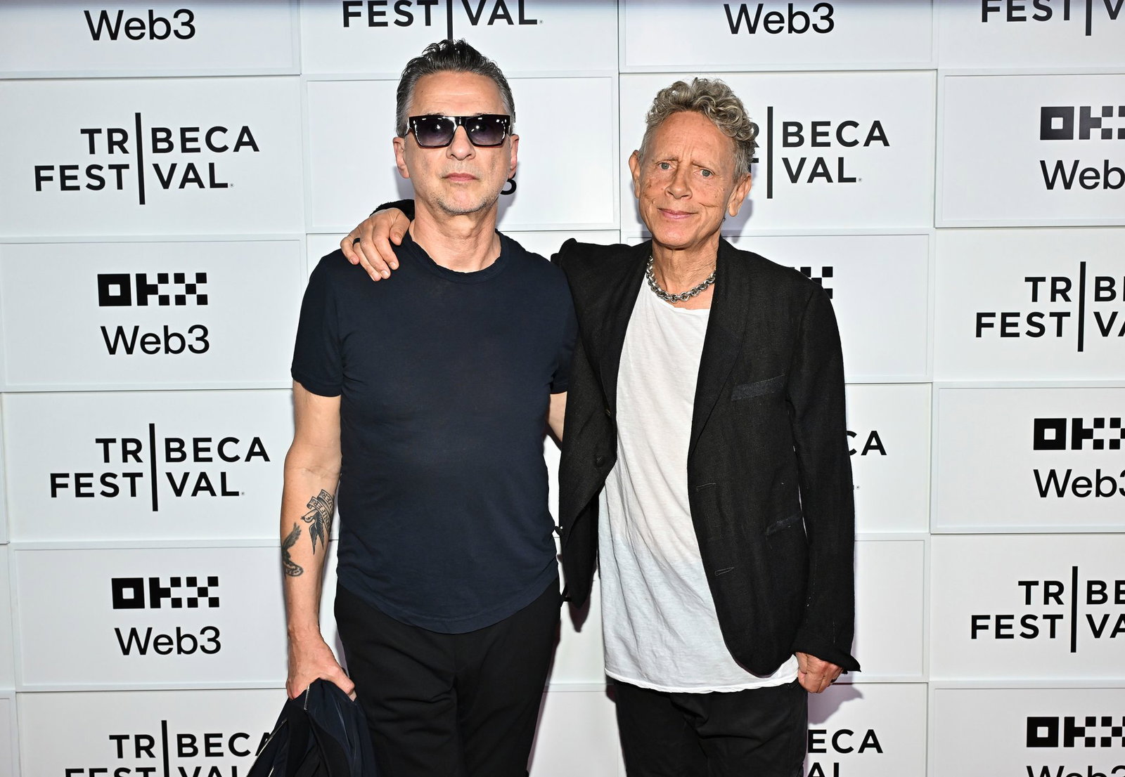 Dave Gahan (links) und Martin Gore sind zurück in den Charts - überraschenderweise mit einem alten Song. (Archivbild)