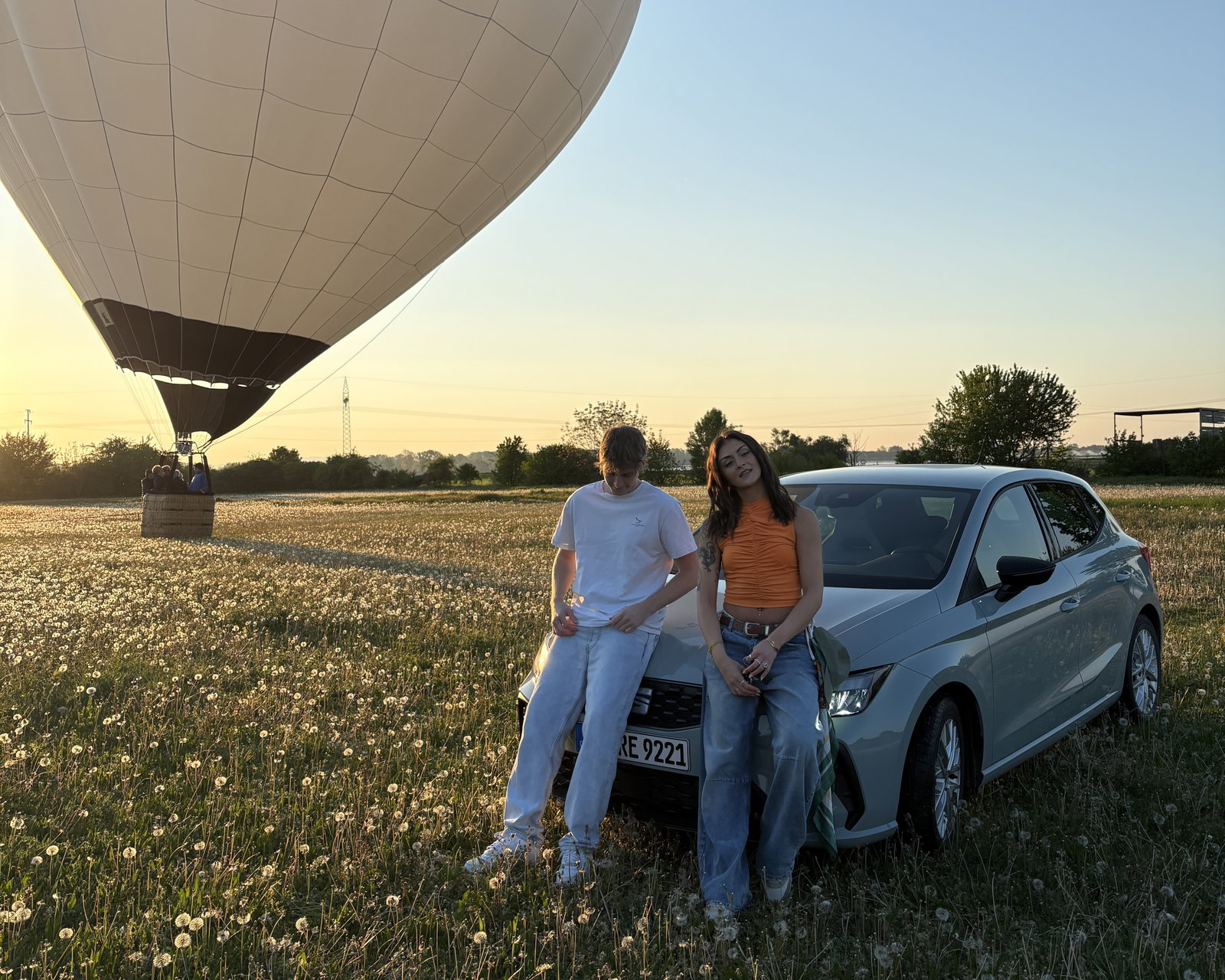 Filiz steht mit dem SEAT Ibiza vor einem Heißluftballon