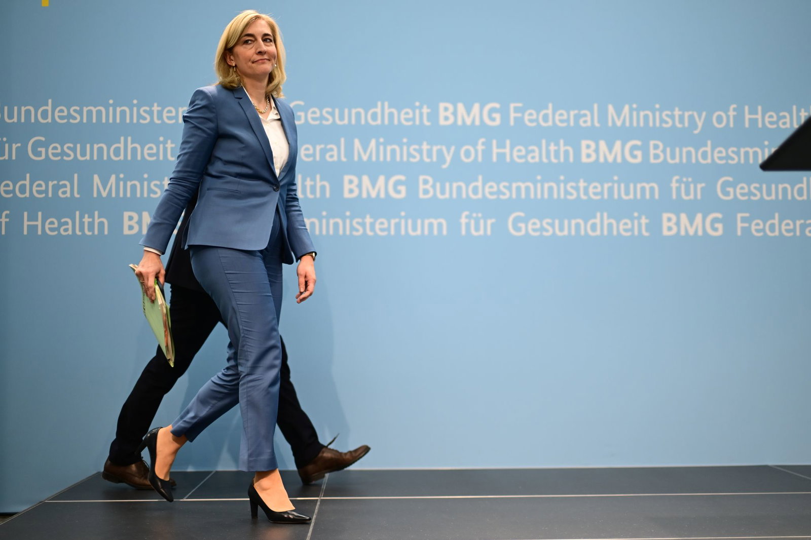 Gesundheitsministerin Nina Warken macht sich auf den Weg zu Reformen der Krankenversicherung.