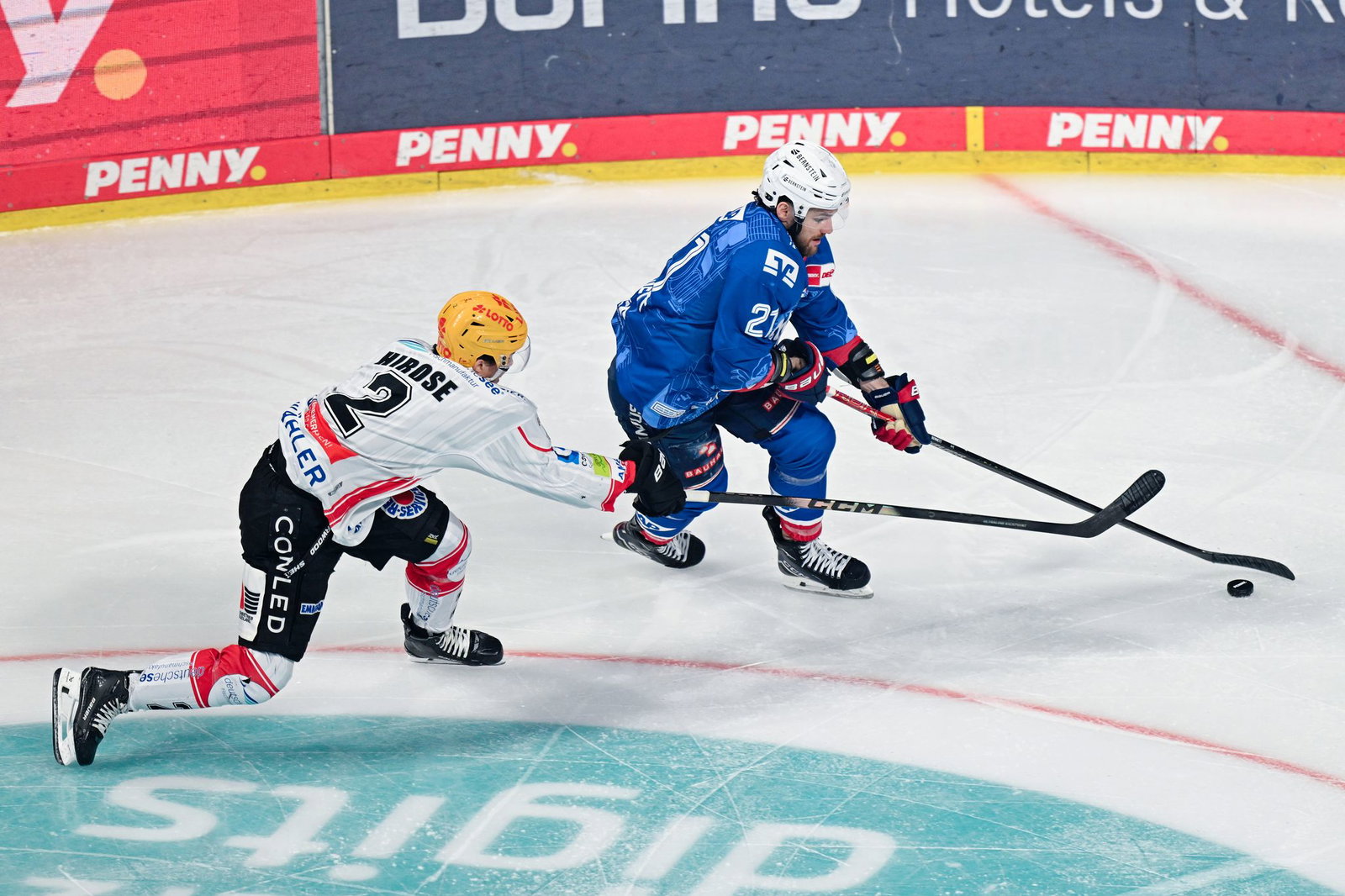 Die Adler Mannheim und die Fischtown Pinguins aus Bremerhaven lieferten sich einen harten Fight.