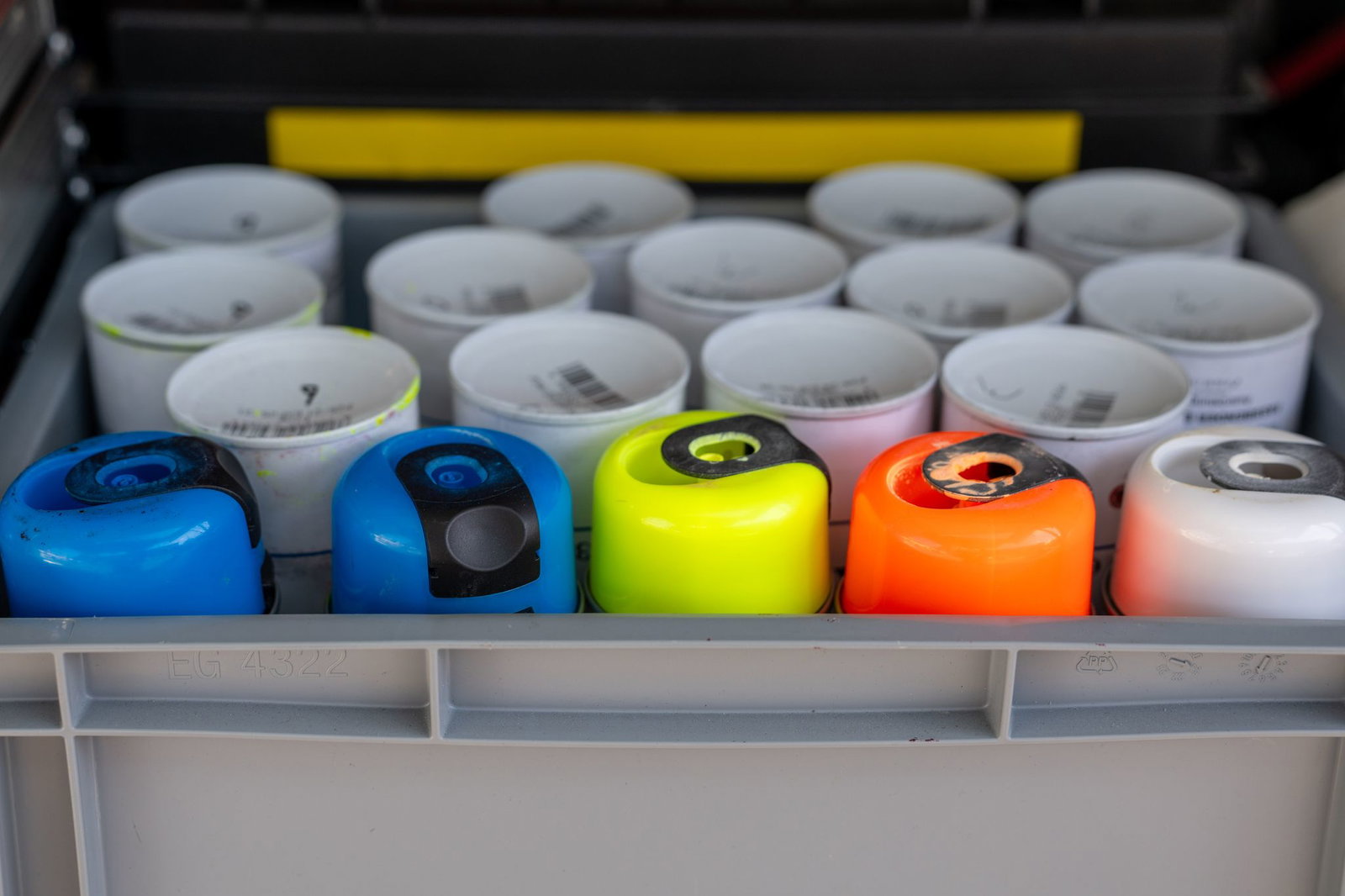 Sprühkreide nutzen die Spezialisten, um möglicherweise entscheidende Spuren auf der Fahrbahn zu markieren.