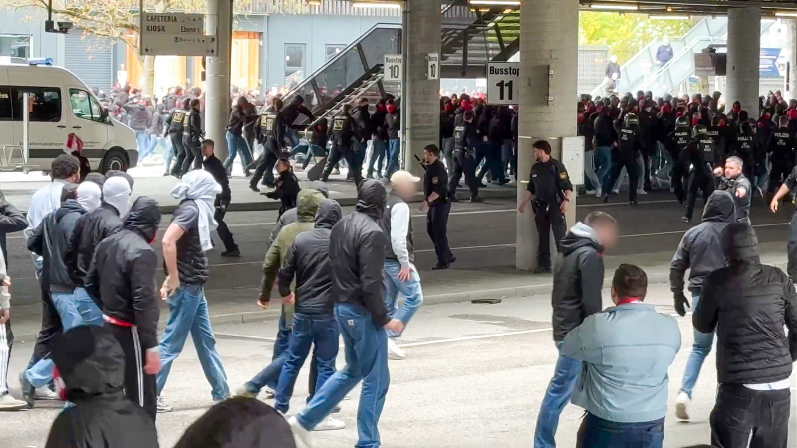 Fans von Bayern und Stuttgart liefern sich eine Schlägerei in der Nähe der Allianz Arena.